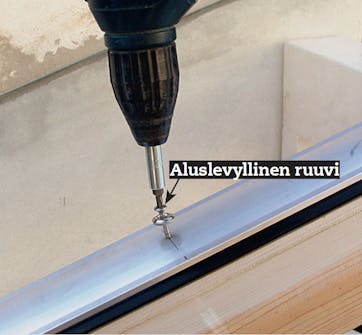 Profiilien ruuvit kiinnitetään tiukasti. Lasikatto terassille: Profiilien ruuvit kiinnitetään tiukasti.